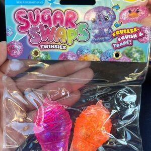 VIRAL Sugar Swap!
Sugar Swaps Twinsies Squishy Toy Set - Pink & Orange